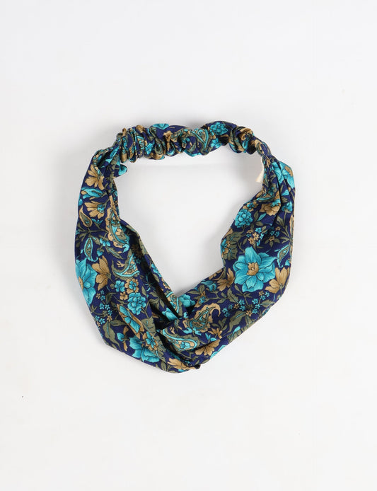 Elevate your style with our LIGHT TURBAN – the perfect finishing touch featuring contrasting vibrant prints from traditional Indian saris. Hand-sewn with care, these turbans give a second life to upcycled saris, transforming lives and supporting fair wages for our craftswomen. Embrace fashion with purpose.