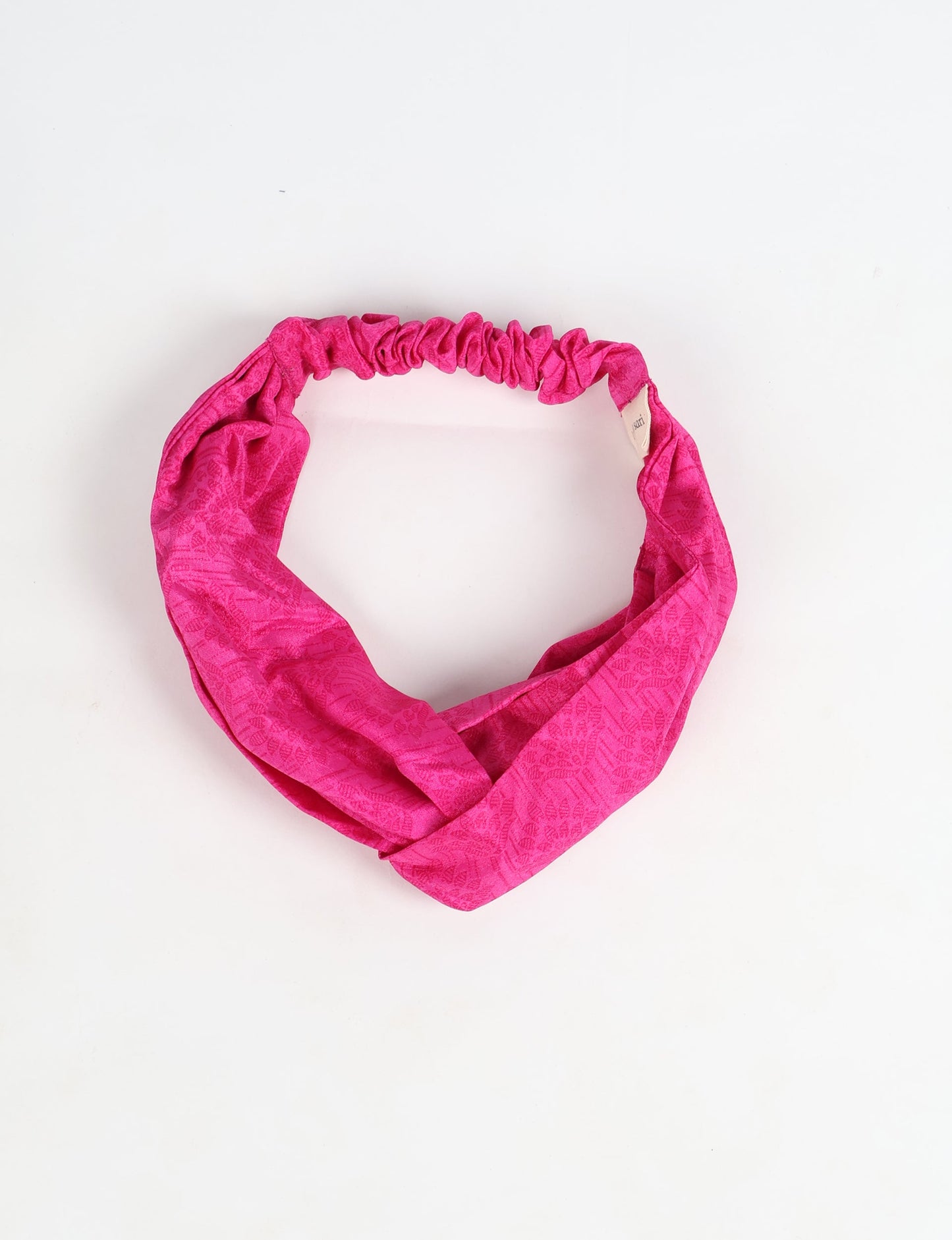 Elevate your style with our LIGHT TURBAN – the perfect finishing touch featuring contrasting vibrant prints from traditional Indian saris. Hand-sewn with care, these turbans give a second life to upcycled saris, transforming lives and supporting fair wages for our craftswomen. Embrace fashion with purpose.