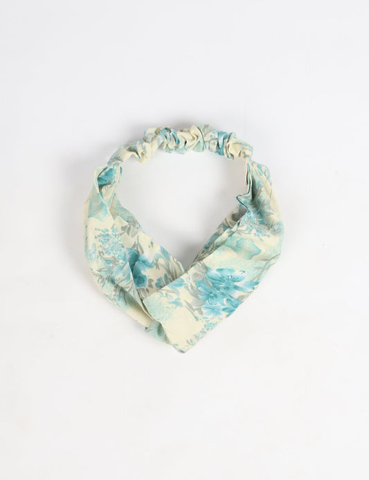 Elevate your style with our LIGHT TURBAN – the perfect finishing touch featuring contrasting vibrant prints from traditional Indian saris. Hand-sewn with care, these turbans give a second life to upcycled saris, transforming lives and supporting fair wages for our craftswomen. Embrace fashion with purpose.