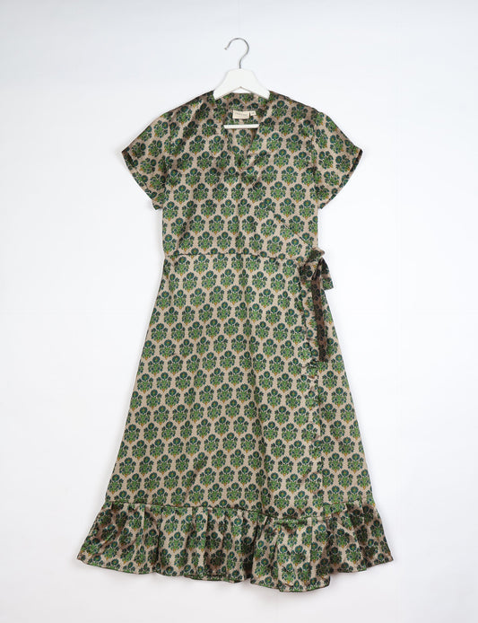 Embrace timeless elegance with our MIDI WRAP DRESS – a midi-length beauty featuring a v-neck, flattery from all angles, and a charming sari belt. Crafted from sustainable materials, this dress embodies ethical clothing and green fashion. Sophisticated with a frill tier at the hem and short cap sleeves, this dress is perfect for any occasion. Tie up the beautifully crafted sari belt on the side for a versatile, stylish, and eco-friendly look.
