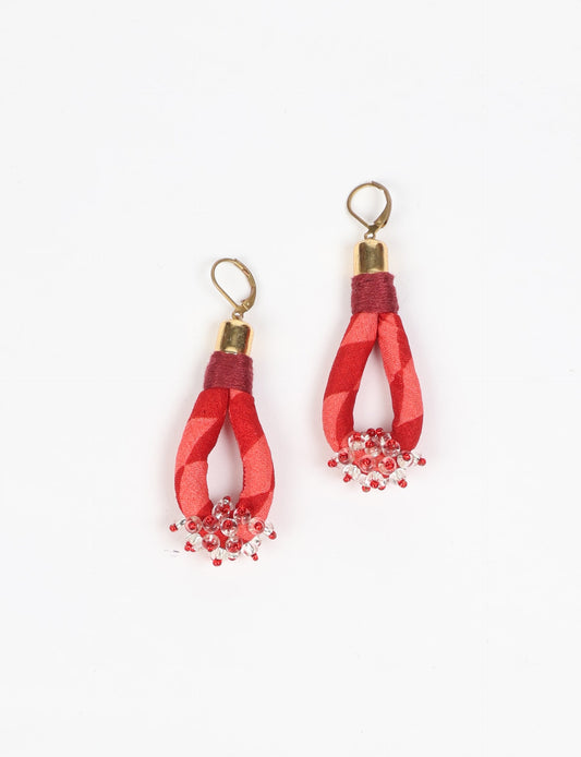 Discover the charm of Beaded Drop Earrings, meticulously crafted by Indian artisans. Recycled cotton rope, sari fabric, and surplus glass beads create an eco-friendly masterpiece. Hypoallergenic metal hooks ensure both style and comfort.