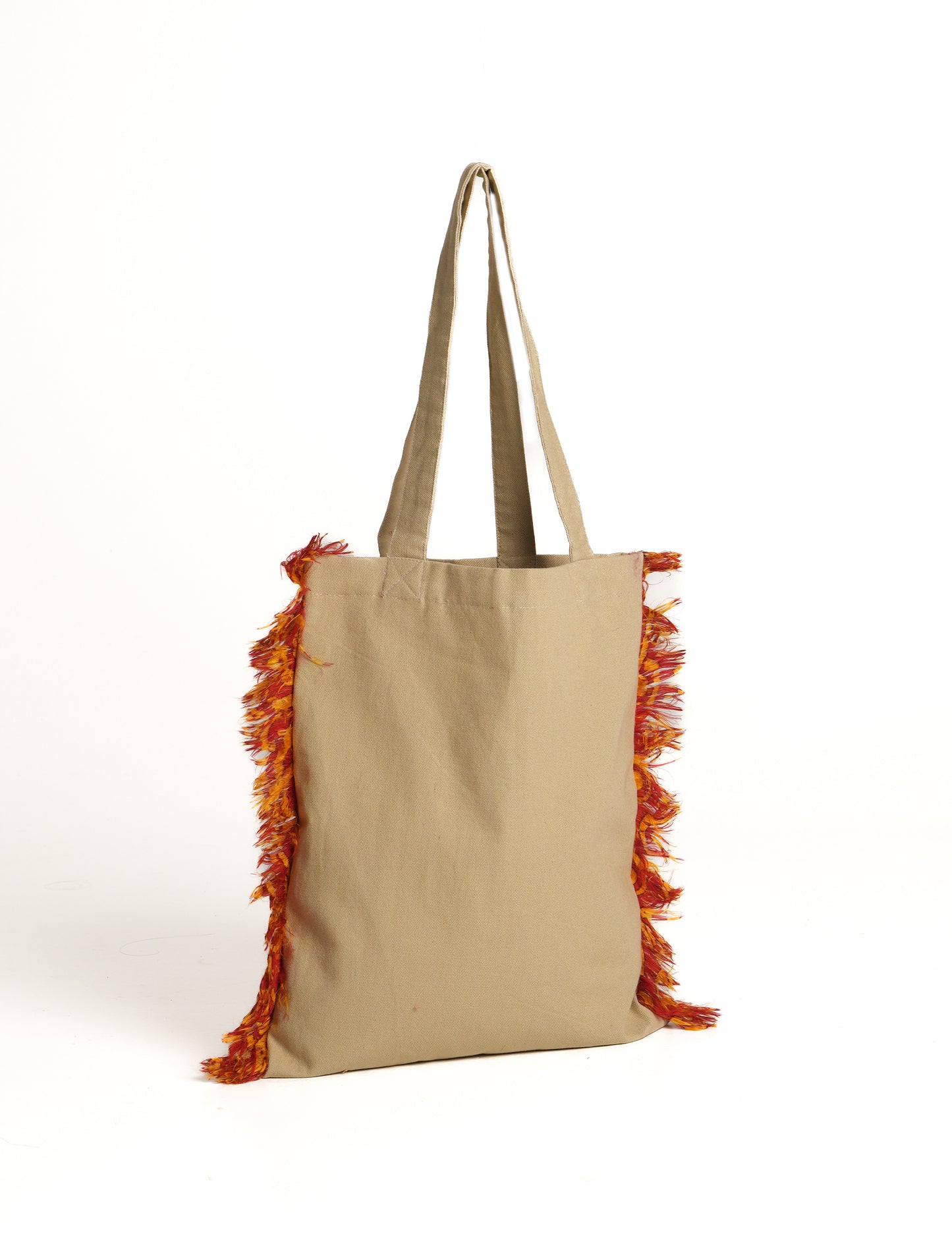 Stylish FRINGE SHOPPER BAG crafted from 100% cotton canvas with sari fringe edging. A spacious and functional accessory, perfect for sustainable shopping with form and fashion in mind.