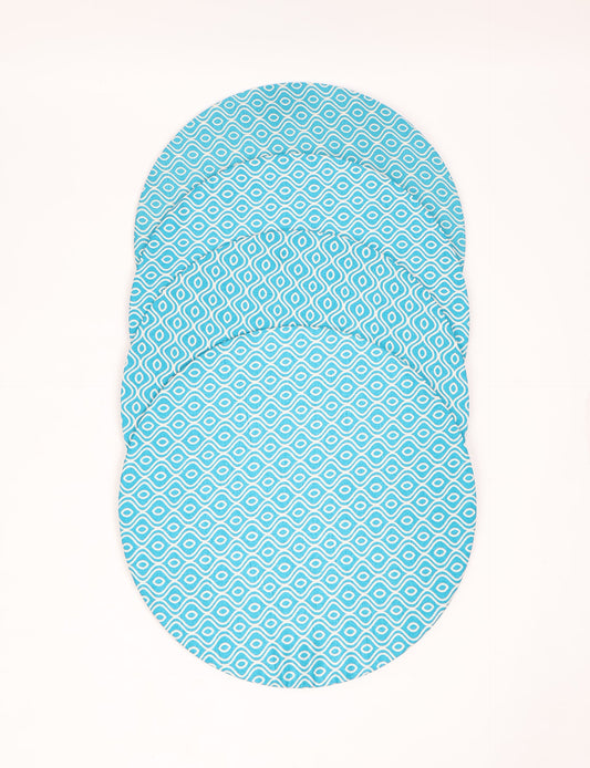 Upgrade your table settings with our Round Placemat Set of 4. These circular placemats, made from sustainable 3 mm thick MDF, feature covers crafted from round sari sleeves. Easily washable and elasticated, these placemats offer a stylish and eco-friendly solution for both table place settings and serving dishes. Make a sustainable statement with every meal.