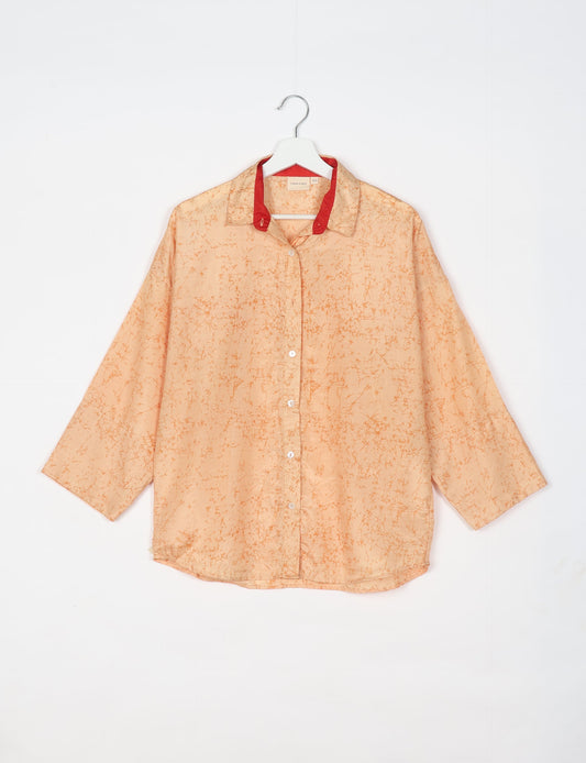 Experience chic comfort with our OVERSIZED SHIRT – a one-of-a-kind piece crafted from sari waste by talented Indian female artisans. With 3/4 length sleeves, a regular shirt collar, and a contrasting inner collar band, this shirt is perfect for work or casual hangouts. Versatile and stylish, it pairs effortlessly over a shift dress, jumpsuit, or with pants.