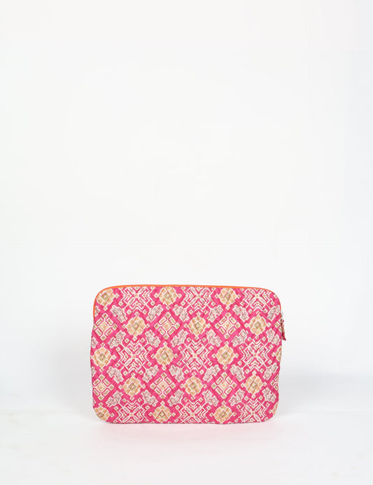 Elevate your tech style with our QUILTED LAPTOP SLEEVE 15-16 inches. Crafted with eco-friendly materials, the quilted design provides cushioning and durable protection for your 15"-16" laptop. Lightweight and stylish, with a secure zipper closure – your ethical choice for sustainable tech storage.