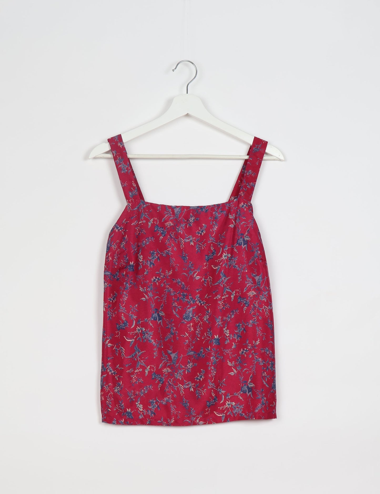 Sustainable strap top with square neckline and adjustable straps. Made from eco-friendly materials for a stylish and conscious wardrobe choice.