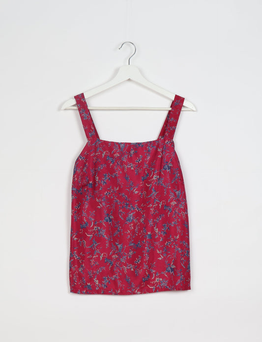 Sustainable strap top with square neckline and adjustable straps. Made from eco-friendly materials for a stylish and conscious wardrobe choice.