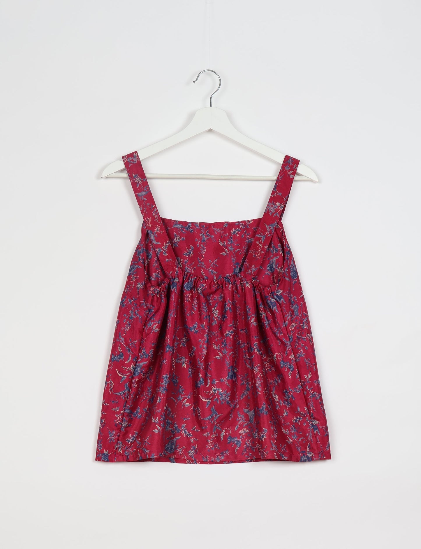 Sustainable strap top with square neckline and adjustable straps. Made from eco-friendly materials for a stylish and conscious wardrobe choice.