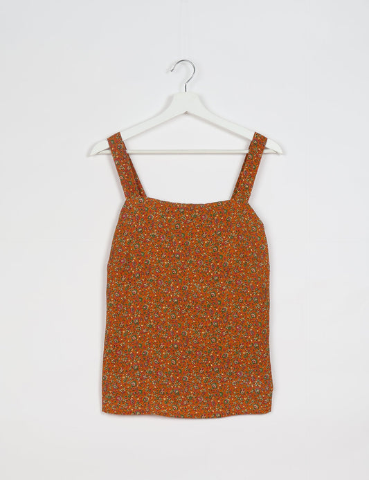 Sustainable strap top with square neckline and adjustable straps. Made from eco-friendly materials for a stylish and conscious wardrobe choice.