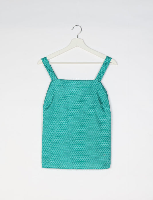 Sustainable strap top with square neckline and adjustable straps. Made from eco-friendly materials for a stylish and conscious wardrobe choice.