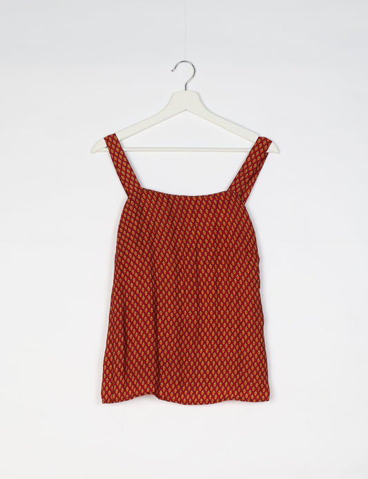 Sustainable strap top with square neckline and adjustable straps. Made from eco-friendly materials for a stylish and conscious wardrobe choice.