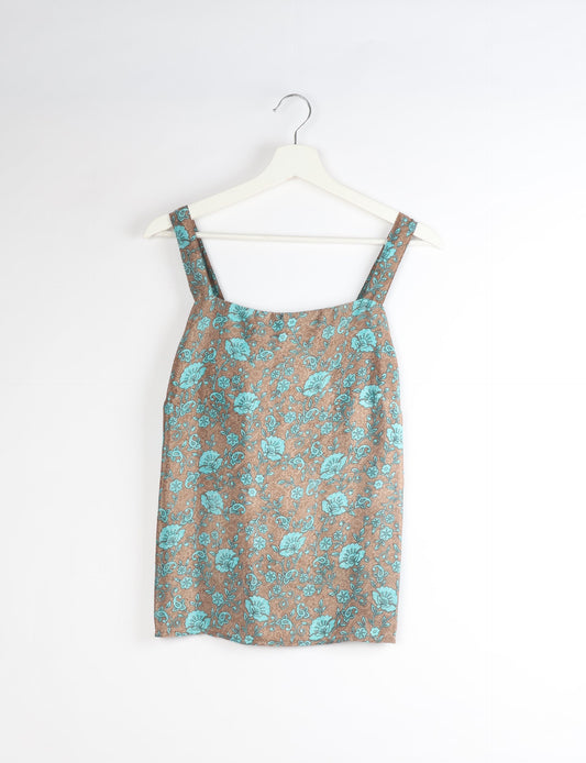 Sustainable strap top with square neckline and adjustable straps. Made from eco-friendly materials for a stylish and conscious wardrobe choice.