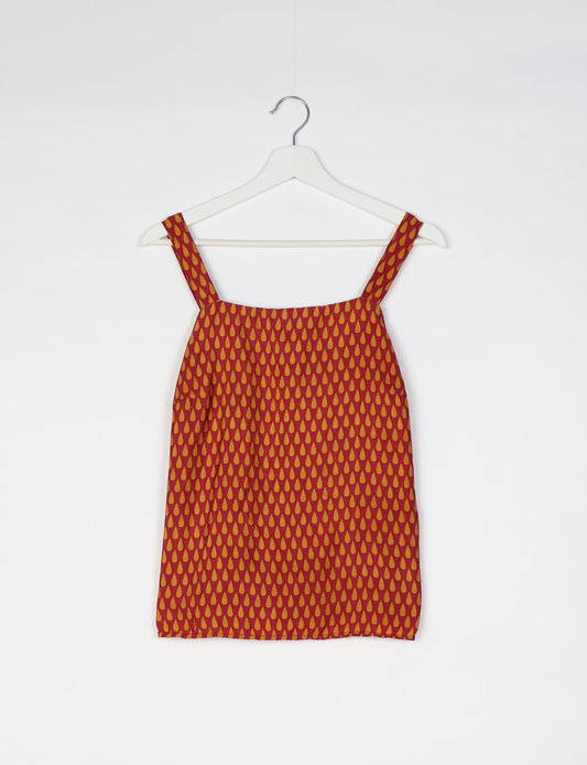 Sustainable strap top with square neckline and adjustable straps. Made from eco-friendly materials for a stylish and conscious wardrobe choice.
