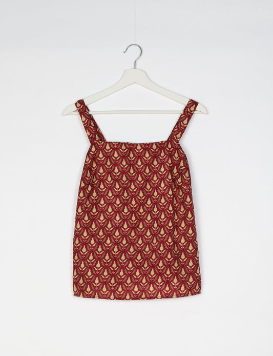 Sustainable strap top with square neckline and adjustable straps. Made from eco-friendly materials for a stylish and conscious wardrobe choice.