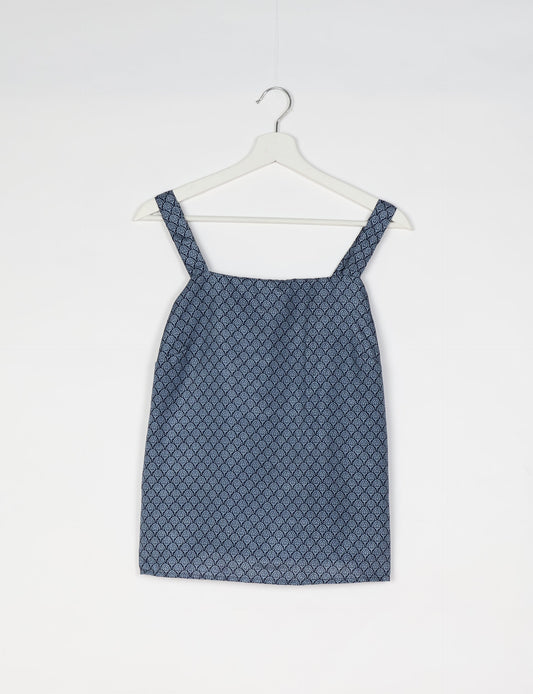 Sustainable strap top with square neckline and adjustable straps. Made from eco-friendly materials for a stylish and conscious wardrobe choice.