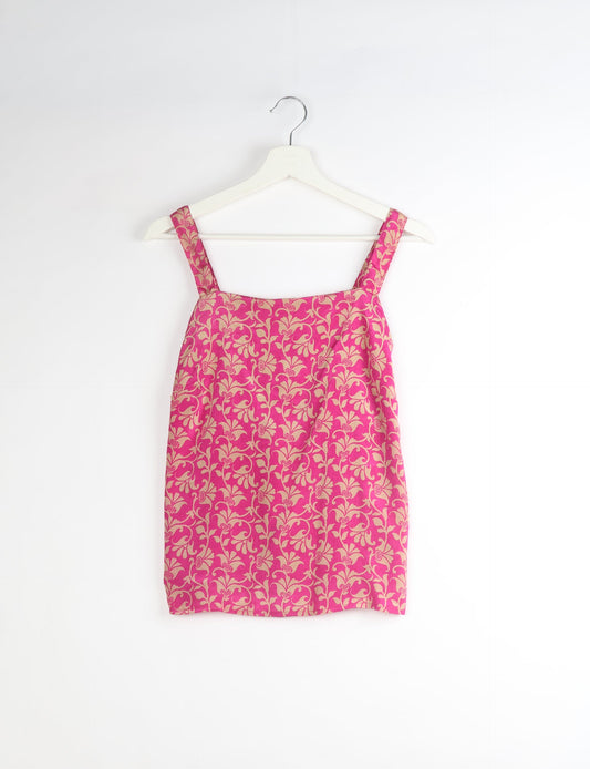 Sustainable strap top with square neckline and adjustable straps. Made from eco-friendly materials for a stylish and conscious wardrobe choice.