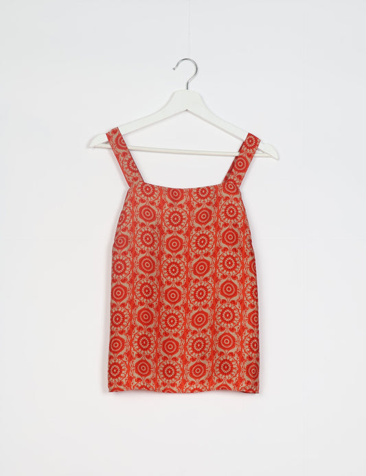 Sustainable strap top with square neckline and adjustable straps. Made from eco-friendly materials for a stylish and conscious wardrobe choice.