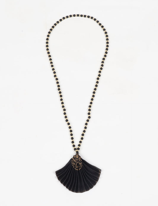 Dive into sustainable fashion with our PLEATED NECKLACE, a creation by talented female artisans in Mumbai. The pleated fan pendant, made from upcycled saris, hangs on a colorful necklace crafted from glass beads, embellished with sparkling glass crystals. An ethical, green fashion statement for conscious styling.