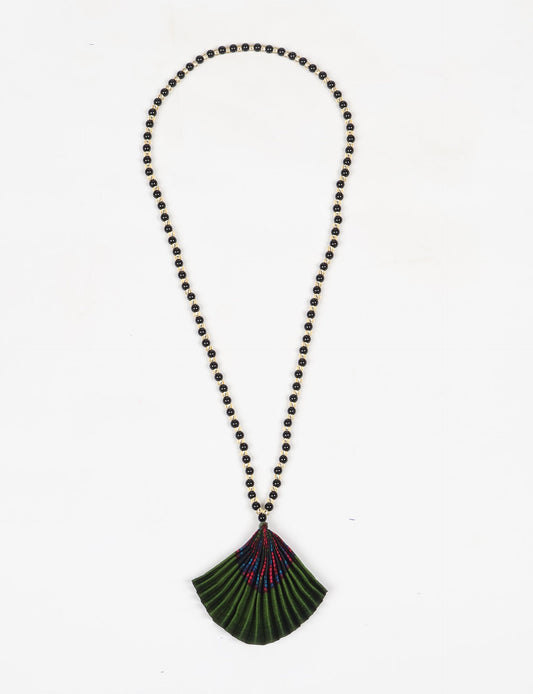 Dive into sustainable fashion with our PLEATED NECKLACE, a creation by talented female artisans in Mumbai. The pleated fan pendant, made from upcycled saris, hangs on a colorful necklace crafted from glass beads, embellished with sparkling glass crystals. An ethical, green fashion statement for conscious styling.