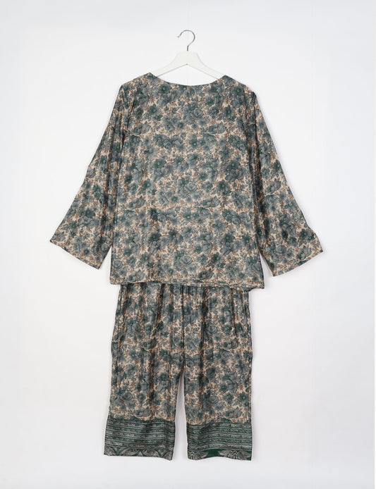 Comfortable and stylish lounge set crafted with care, representing eco clothing, carbon neutral clothing, and repurposed clothing. A co-ord set aligned with conscious clothing, upcycled women’s clothing, and the spirit of the fashion revolution.
