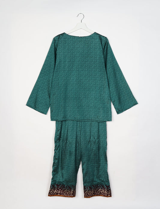 Comfortable and stylish lounge set crafted with care, representing eco clothing, carbon neutral clothing, and repurposed clothing. A co-ord set aligned with conscious clothing, upcycled women’s clothing, and the spirit of the fashion revolution.