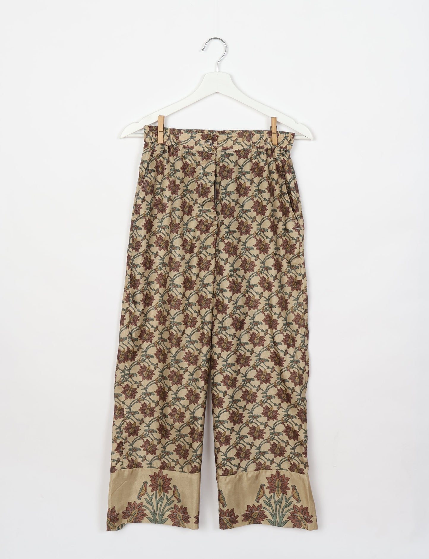 Comfortable and stylish lounge set crafted with care, representing eco clothing, carbon neutral clothing, and repurposed clothing. A co-ord set aligned with conscious clothing, upcycled women’s clothing, and the spirit of the fashion revolution.