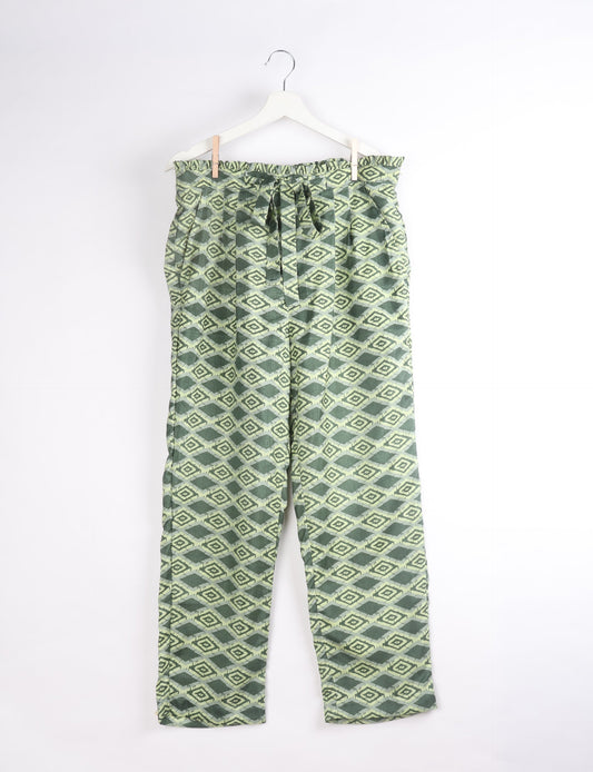 Paperbag high waisted pull-on pants for women made from upcycled garments and recycled fabric, featuring eco clothing design with an elasticated waistband and side pockets. A beautiful example of sustainable women’s clothing and environmentally friendly clothing inspired by upcycling fashion and green fashion movements.