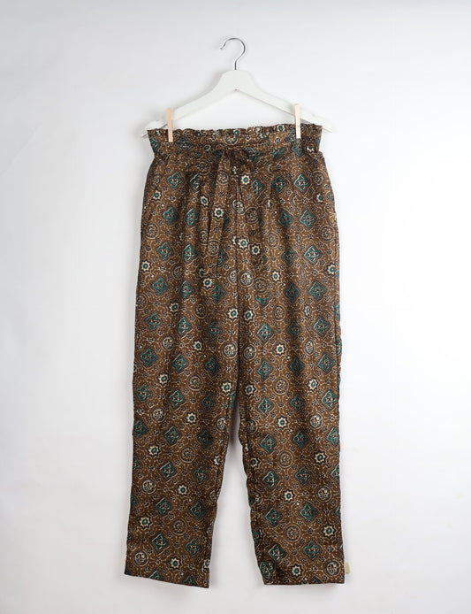 Paperbag high waisted pull-on pants for women made from upcycled garments and recycled fabric, featuring eco clothing design with an elasticated waistband and side pockets. A beautiful example of sustainable women’s clothing and environmentally friendly clothing inspired by upcycling fashion and green fashion movements.