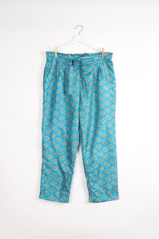 Paperbag high waisted pull-on pants for women made from upcycled garments and recycled fabric, featuring eco clothing design with an elasticated waistband and side pockets. A beautiful example of sustainable women’s clothing and environmentally friendly clothing inspired by upcycling fashion and green fashion movements.