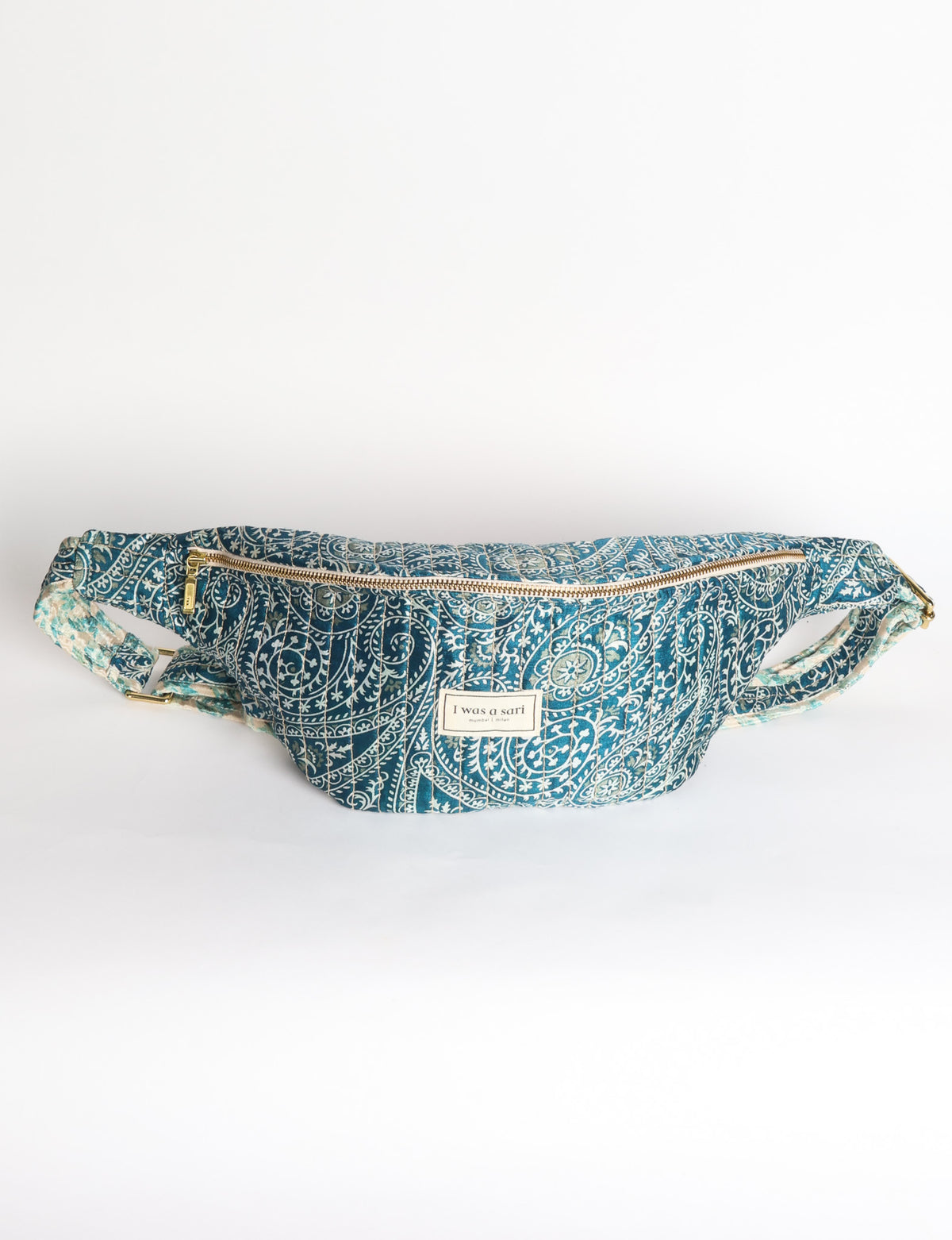Quilted large shoulder bag featuring a curved silhouette, spacious structured compartment, adjustable strap and secure zip-top closure. A versatile everyday bag designed for shoulder or crossbody wear.v
