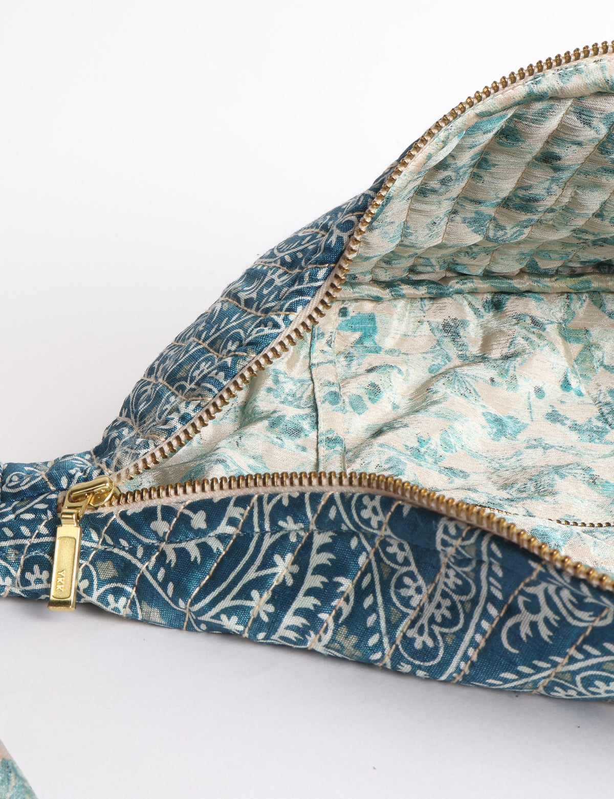Quilted large shoulder bag featuring a curved silhouette, spacious structured compartment, adjustable strap and secure zip-top closure. A versatile everyday bag designed for shoulder or crossbody wear.v