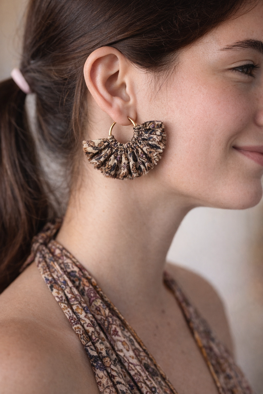 Frill hoop earrings - Beige Tropical