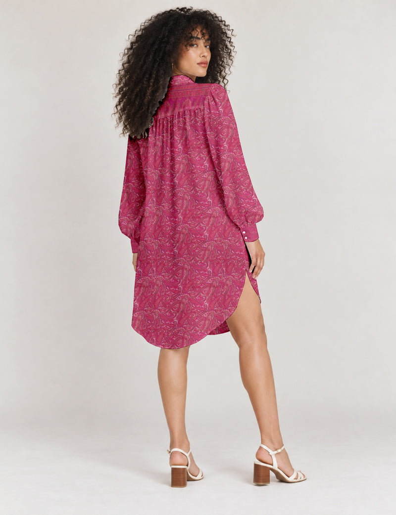 High low shirt with a relaxed fit, button-down front, classic collar, gathered shoulders and full-length blouson sleeves.