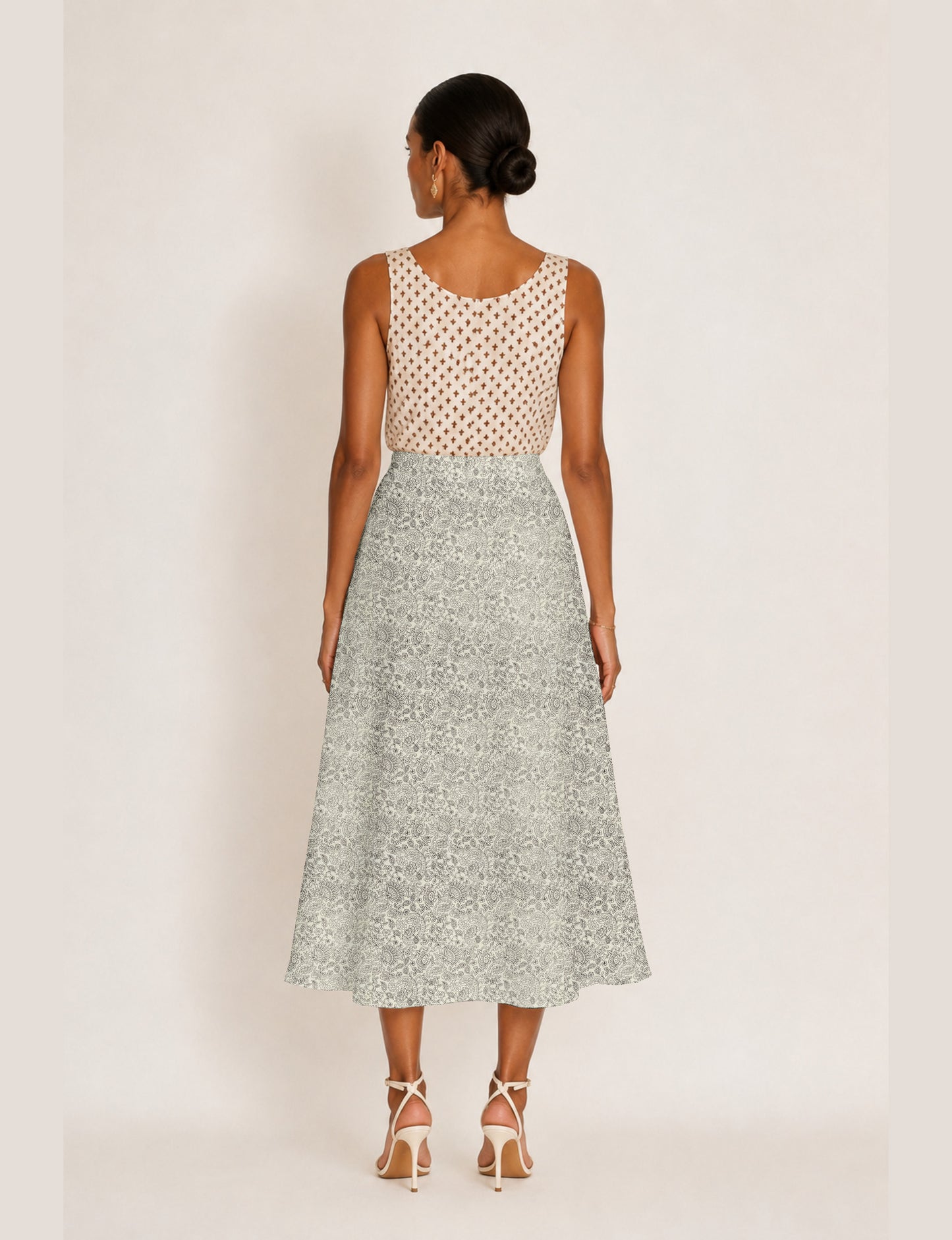 A line skirt with slit - White Paisley