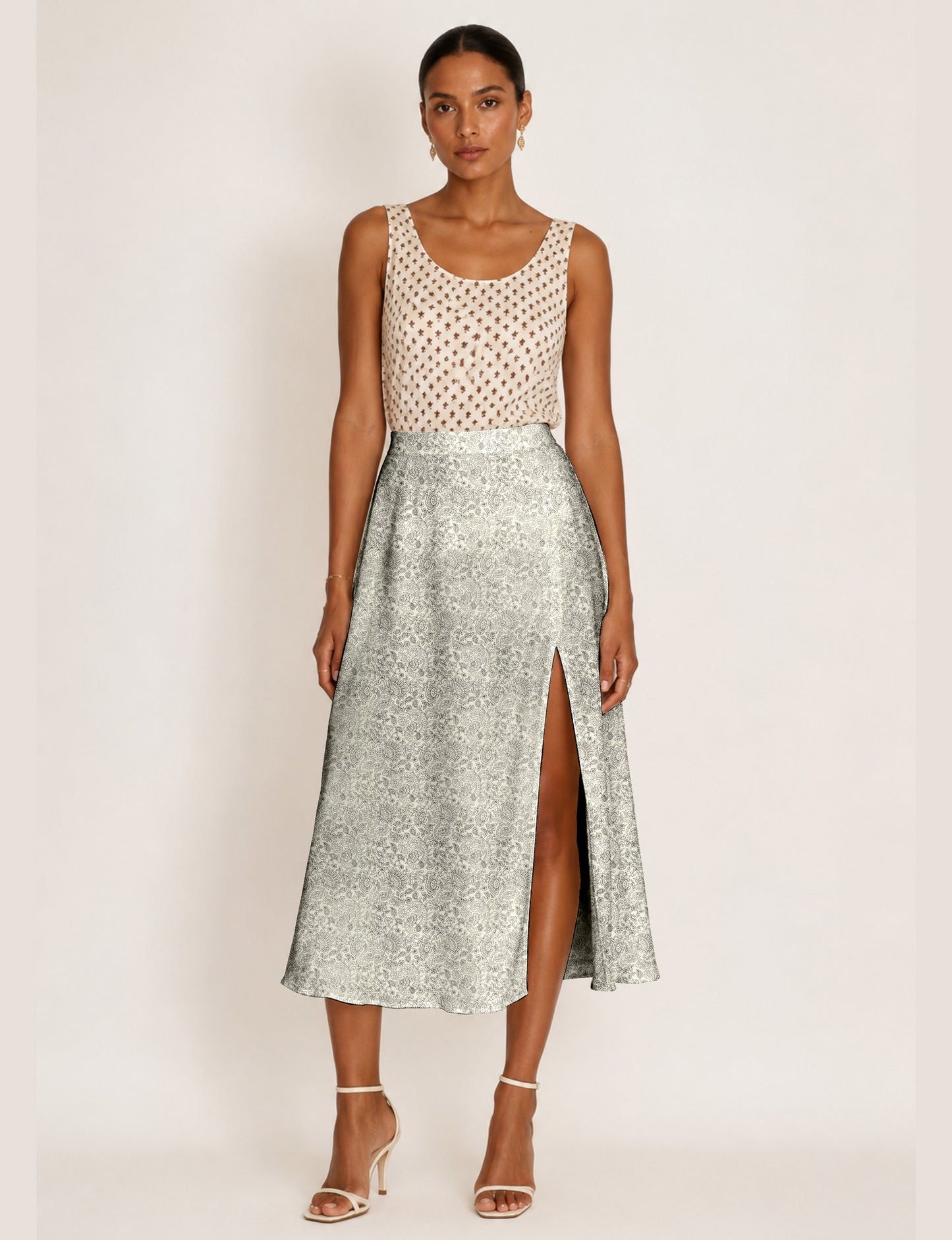 A line skirt with slit - White Paisley